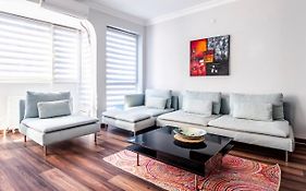 Sleek Flat 50 M To Bull Statue In Kadikoy